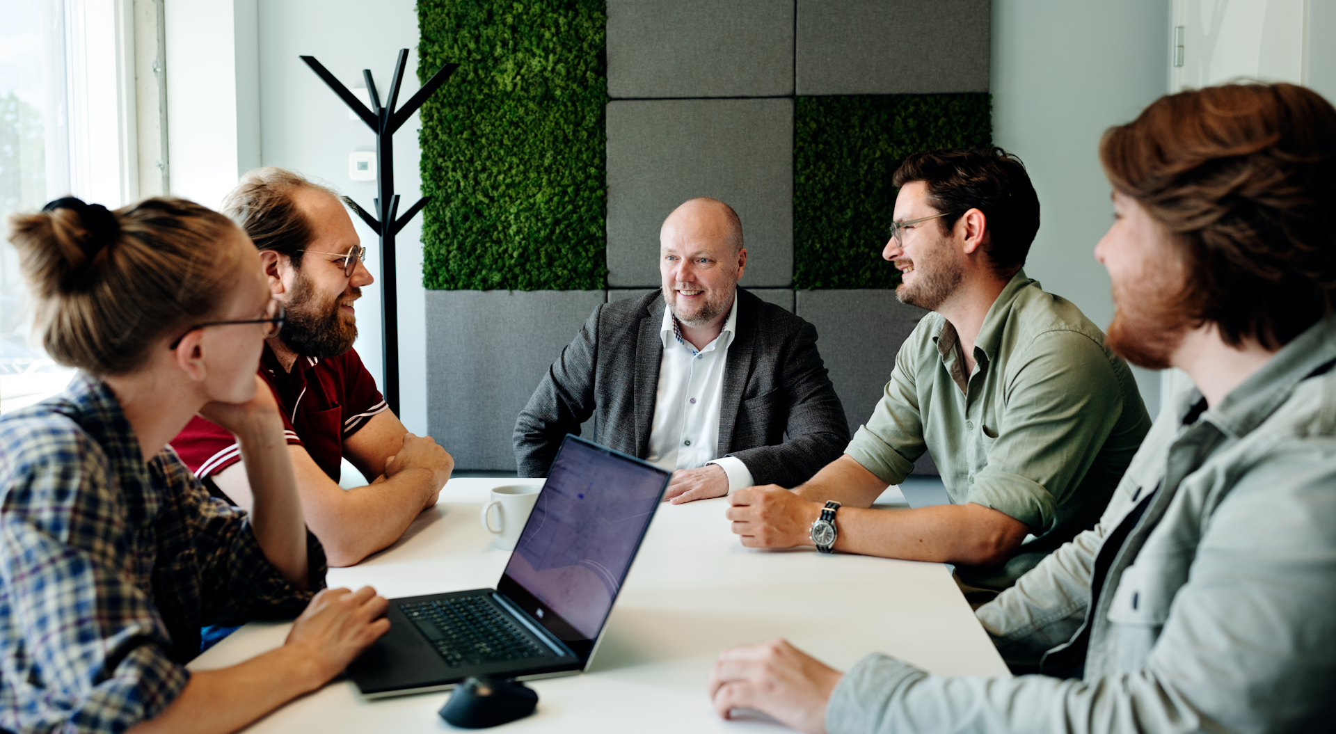 Actos medarbejdere sidder klar til at hjælpe jer