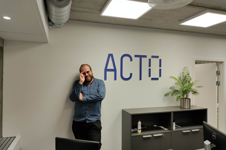 Communications Manager Frederik Guldagger Lund foran Acto logo