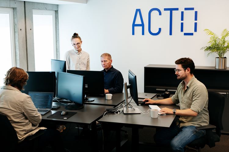 Actos medarbejdere sidder klar til at hjælpe jer