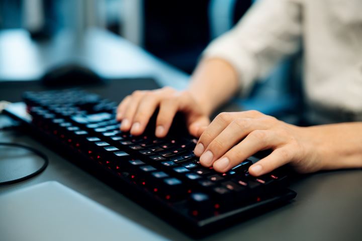 Hænder koder på tastatur